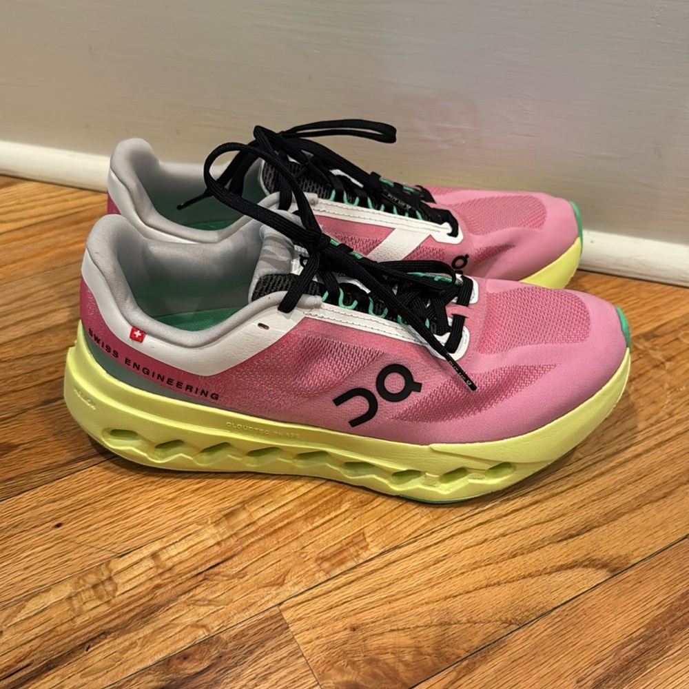 OnCloud cloud surfer next women’s size 8 excellent condition. Like new no box